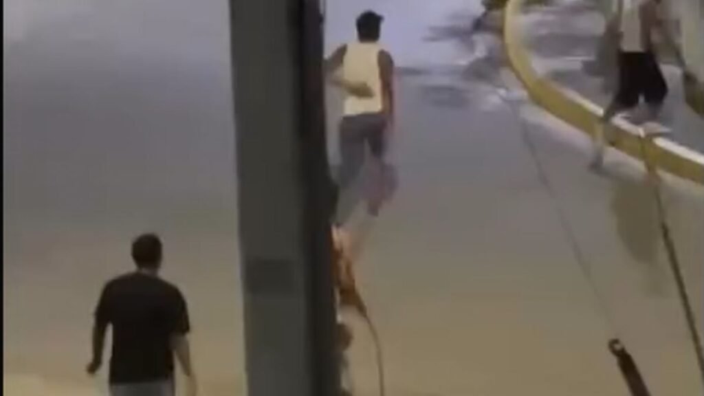Video capta momento en que joven es apuñalado durante riña en La Guáyiga