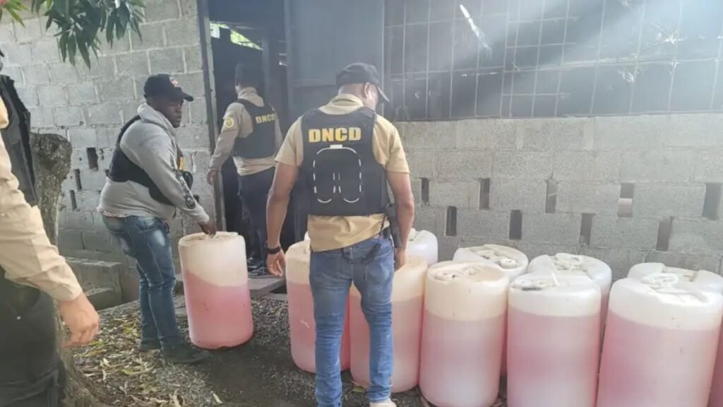 Desmantelan red de narcotráfico internacional en Baní; ocupan armas de alto calibre