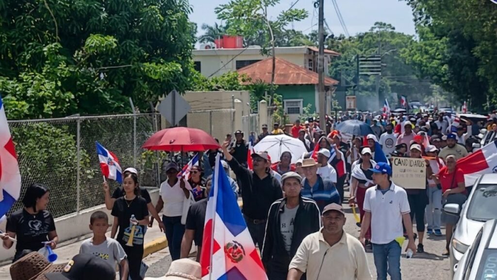 Multitudinaria marcha en Barahona exige protección ambiental y cumplimiento de obras pendientes
