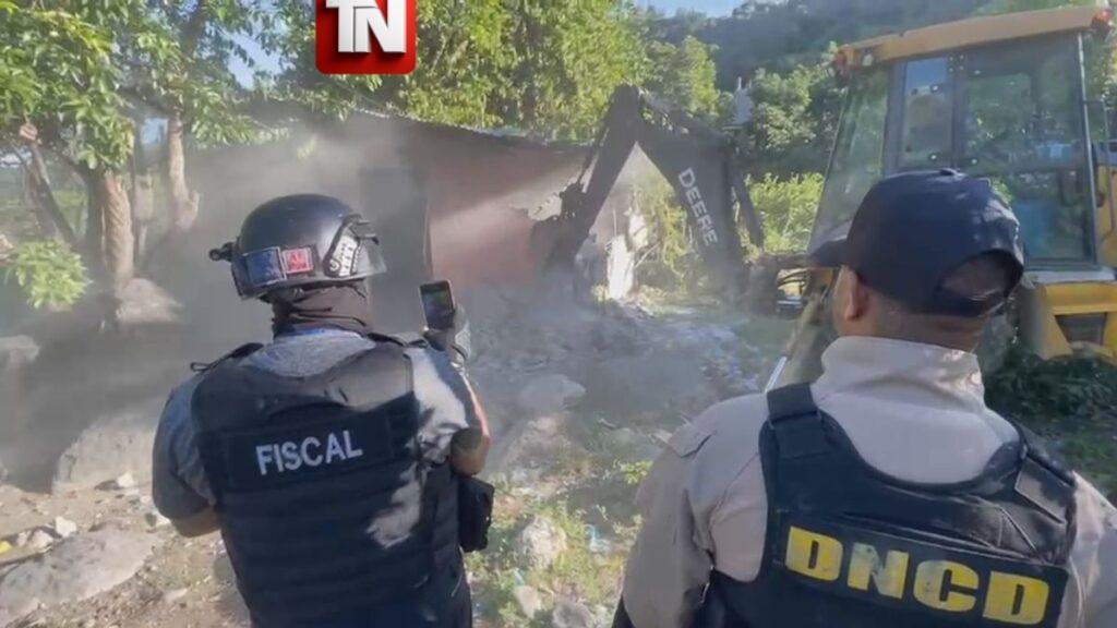 DNCD desmantela punto de drogas y derriba con retroexcavadora vivienda utilizada para el microtráfico en Guayabal