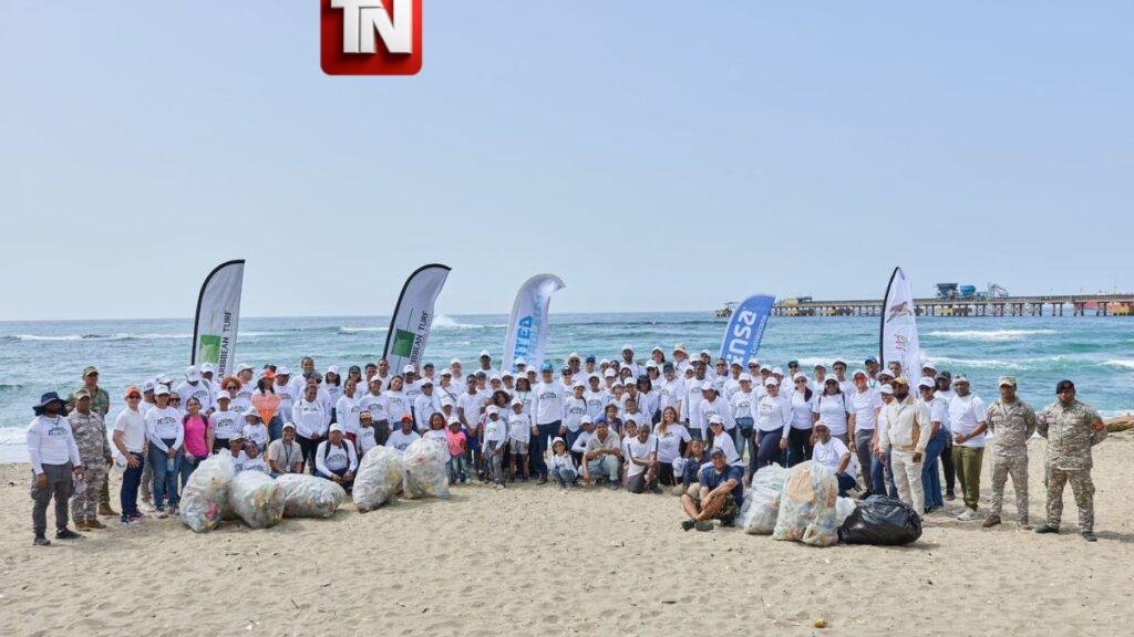 United Petroleum participa en jornada de limpieza de Playa Gringo de Haina por el Día Mundial de los Océanos