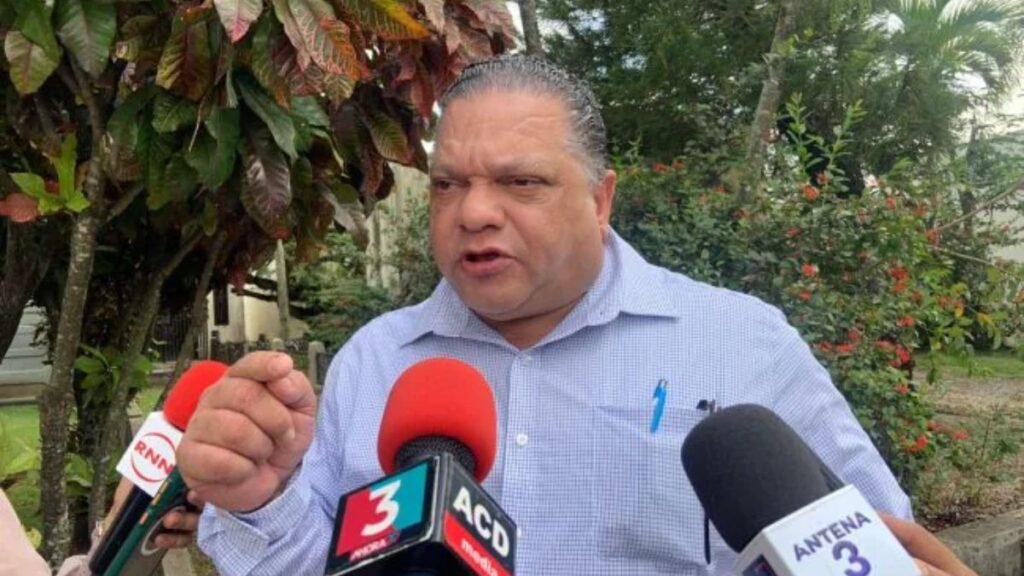 Mario Díaz pide al Gobierno intervenir estaciones de combustibles ante posible suspensión de pagos con tarjetas