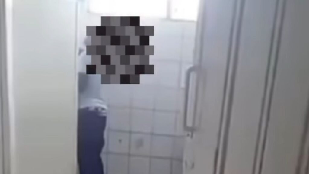 Estudiantes fueron puestos a limpiar baños como castigo; video reaviva debate sobre funciones de conserjes