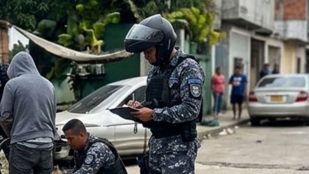 (VIDEO) Agente policial es detenido matar civil se le acerco
