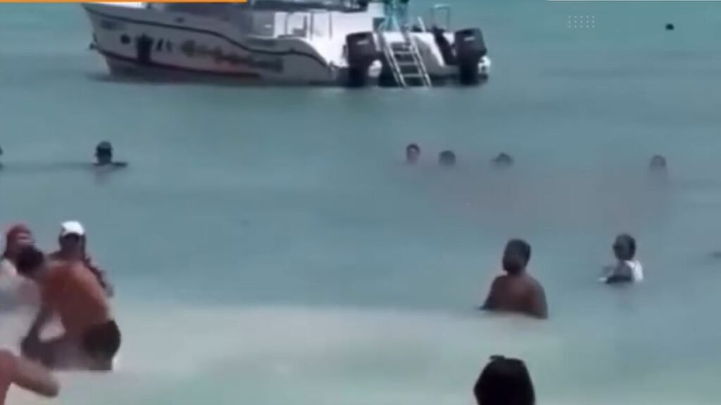 (VIDEO) Hombre agrede a una mujer en una playa y termina recibiendo una golpiza de presentes