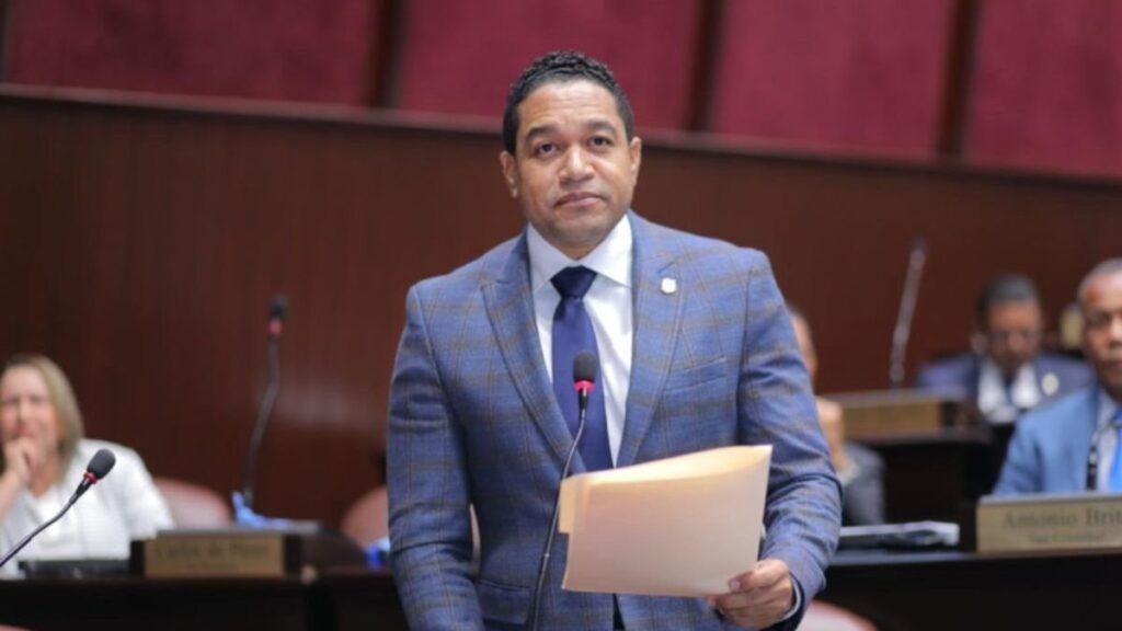 Diputado Rafael “Rafelito” Pérez renuncia a la Fuerza del Pueblo durante sesión en la Cámara de Diputados