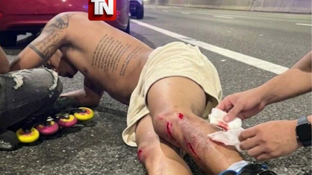 (VIDEO) Patinadores desafían el peligro al engancharse de un vehículo en marcha y uno termina herido tras impactar el pavimento