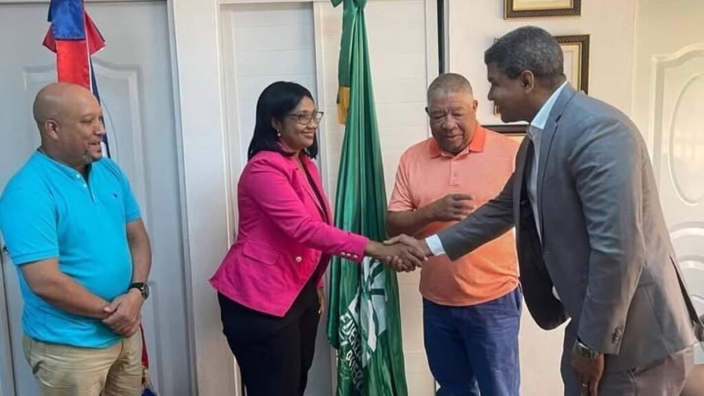 Vicealcaldesa de Los Alcarrizos renuncia al PRM y pasa a la Fuerza del Pueblo