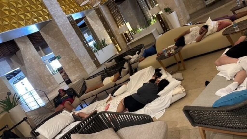 Turistas duermen en el suelo del Grand Bávaro Princess tras prolongada falla en sistema de aire acondicionado