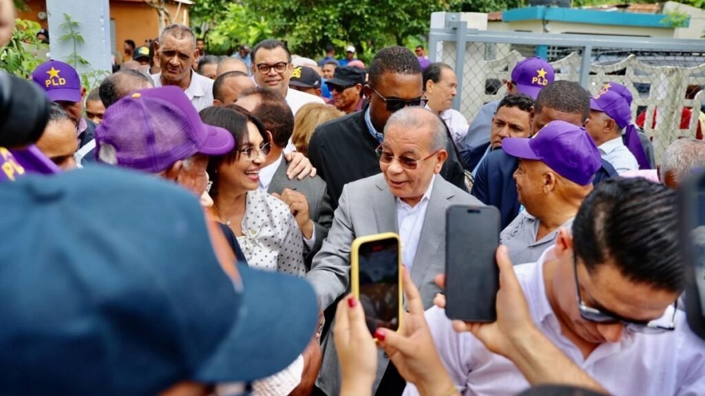 Danilo Medina califica de “sospechosa” decisión de la JCE de suspender encuestas políticas