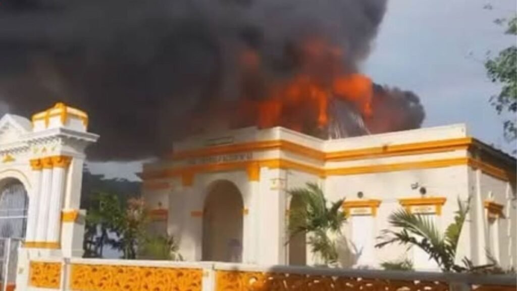 Voraz incendio destruye gran parte de la histórica Logia Restauración No. 11 en Puerto Plata