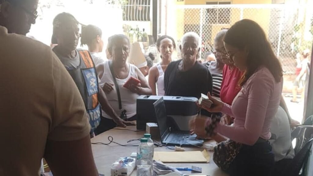 Comunitarios de Los Alcarrizos denuncian desorganización durante operativo de afiliación de Senasa