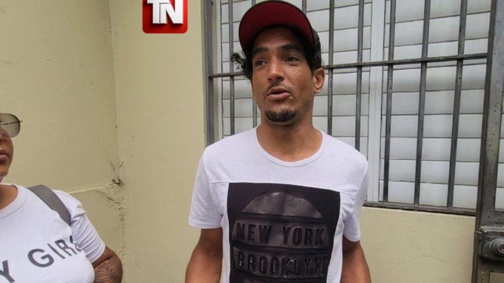 Hombre encuentra bolsa con casi RD$900 mil y reparte el dinero entre decenas de personas en Santiago