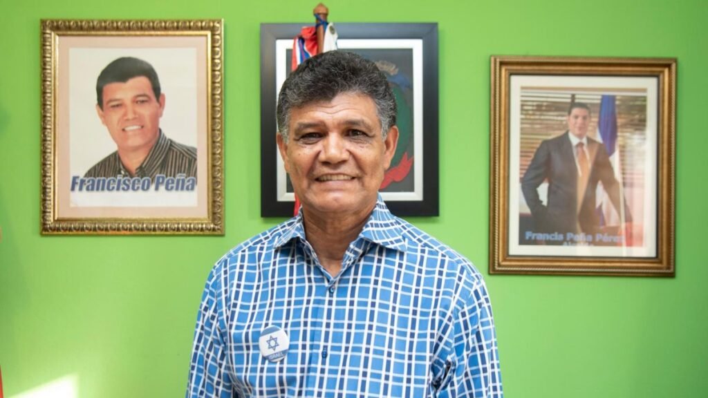 Alcalde Francisco Peña pide permiso de dos años para irse de viaje