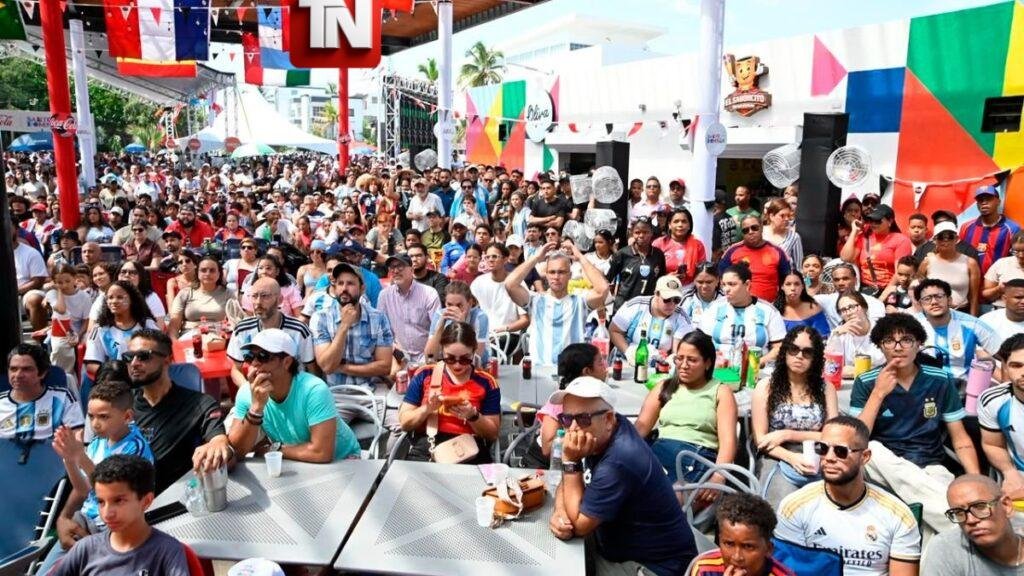 Cientos de fanáticos vibran en el Malecón de Santo Domingo durante la final del Mundial entre Argentina y España