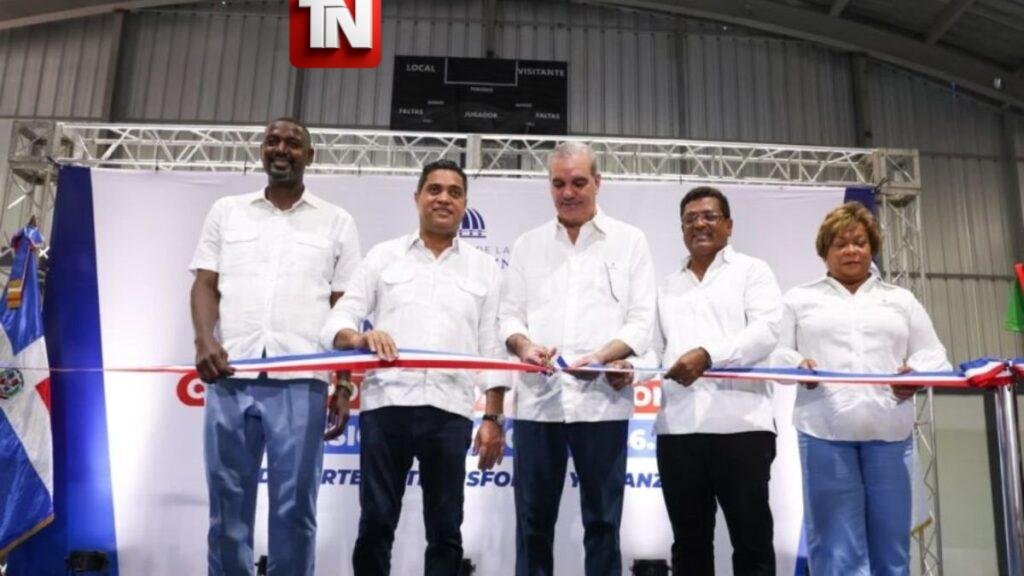 Abinader y Nelson Cruz inauguran moderno multiuso en Los Alcarrizos y llevan alegría a cientos de niños y jóvenes