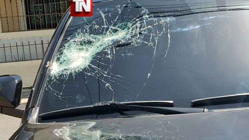 Persisten ataques con piedras contra vehículos en la autopista Las Américas; conductor denuncia nuevo incidente