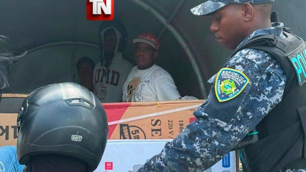 Policía aclara que agentes recuperaban mercancías sustraídas durante incendio en L&R Comercial de Las Américas