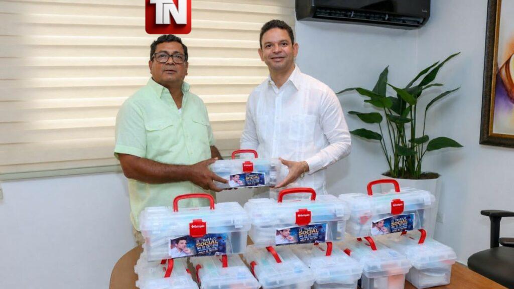 Presidente del Concejo de Regidores entrega botiquines para el Campamento de Verano "Tío Junior" en Los Alcarrizos.