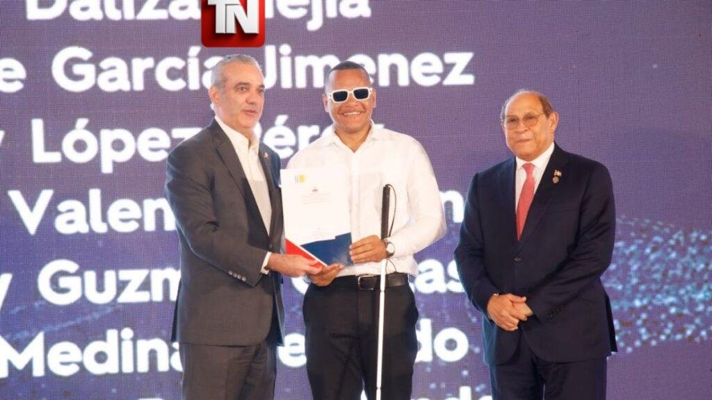Presidente Abinader entrega 1,500 becas internacionales para cursar programas de especialización, maestrías y doctorados en universidades del extranjero