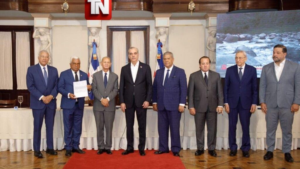 Abinader entrega seis títulos de propiedad de parques nacionales Loma Novillero y Montaña La Humeadora