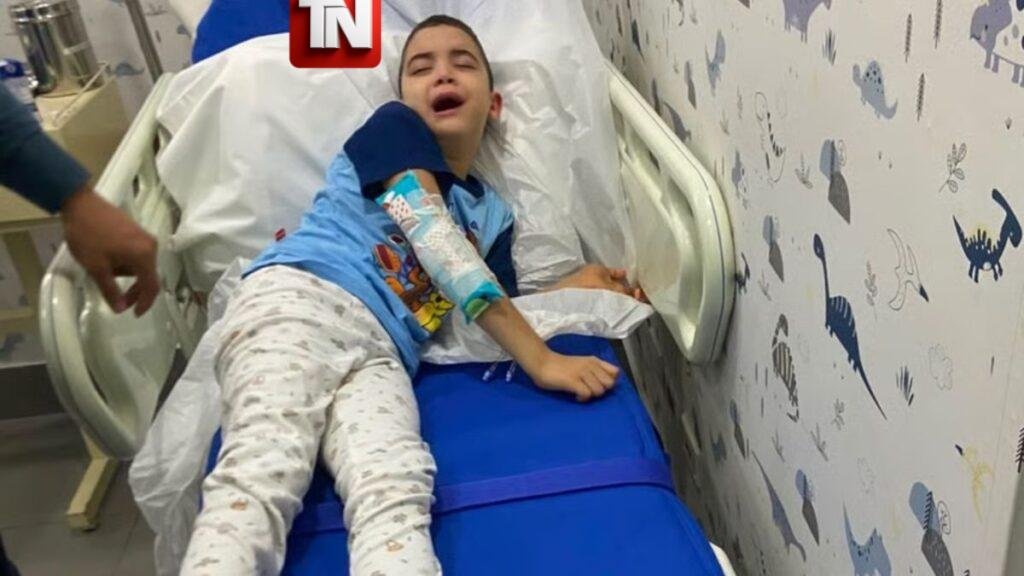 Familia solicita apoyo para niño que enfrenta una enfermedad neurodegenerativa