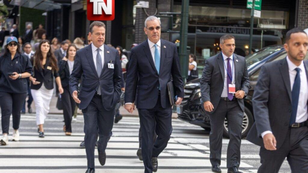 Abinader recorre a pie calles de Nueva York durante su trayecto hacia la Asamblea General de la ONU