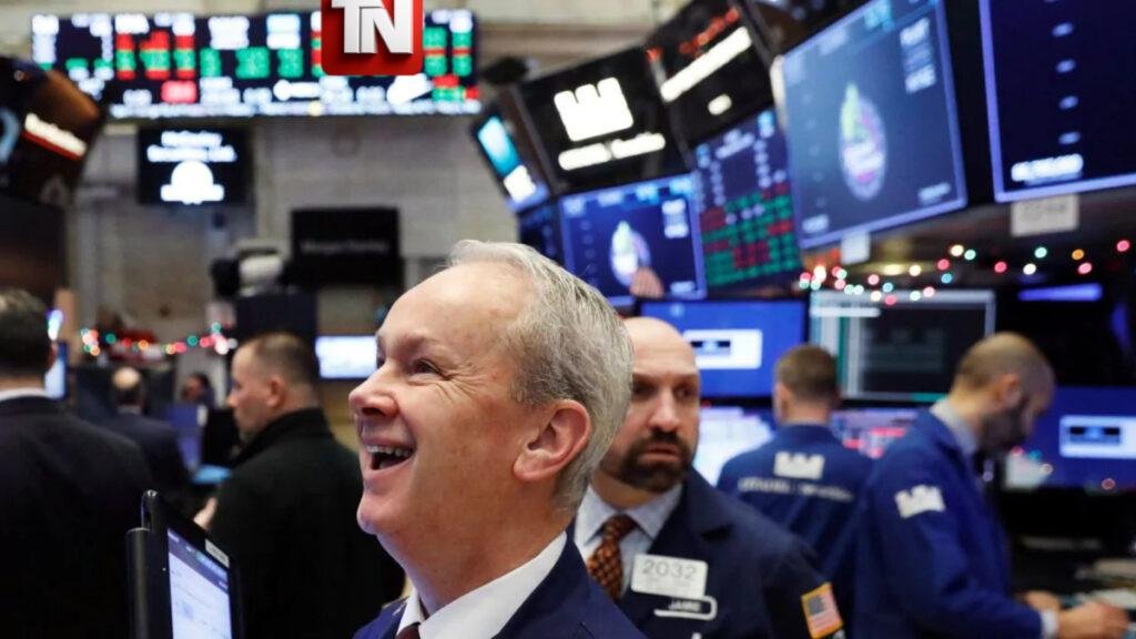 Wall Street cierra en positivo tras descenso en el rendimiento de bonos del Tesoro